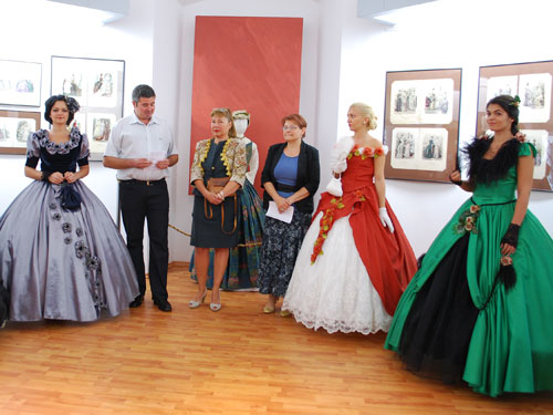 Expozitie rochie de bal